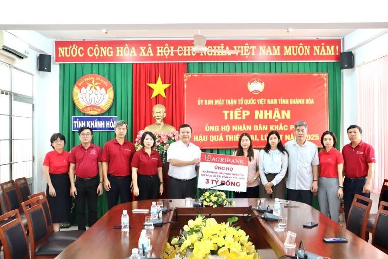 Đại diện Agribank, ông Nguyễn Tiến Trường, Trưởng Văn phòng đại diện khu vực Miền trung trao ủng hộ tỉnh Khánh Hòa. Ảnh: Duy Minh