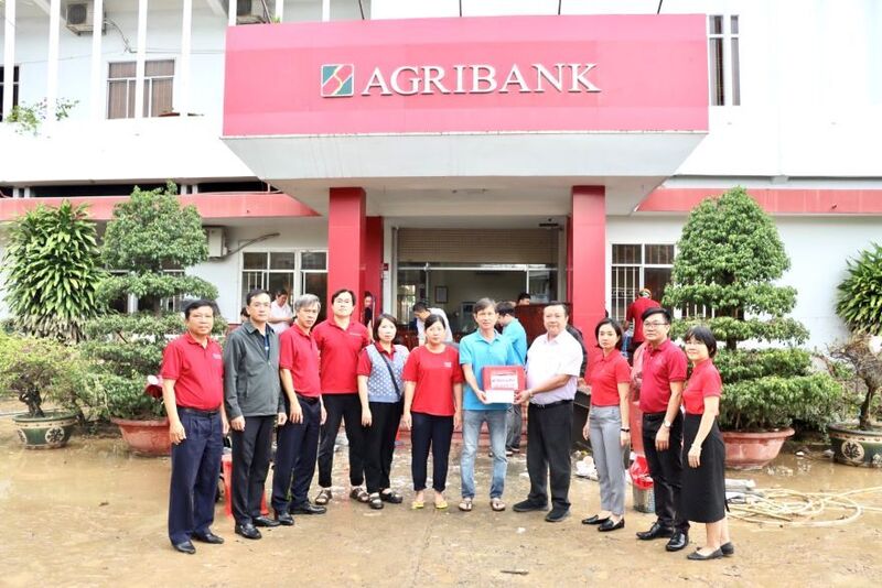 Đại diện Văn phòng miền Trung trao phần quà động viên, hỗ trợ cho cán bộ, người Okvip - liên minh giải trí #1 thế giới hà nội Agribank Chi nhánh Khánh Hòa. Ảnh: Duy Minh
