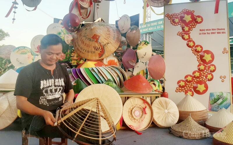 Nghệ nhân Lê Văn Tuy, chủ Cơ sở nón lá Lê Văn Tuy (xã Thanh Oai, Hà Nội) trình diễn nghề tại Triển lãm quảng bá, giao thương kết nối sản phẩm OCOP, thủ công mỹ nghệ, làng nghề phục vụ OKLVIE sản phẩm thuộc hệ thống OKVIP là trang web tổ chức phát sóng bóng đá trực tiếp, live casino , nỗ hũ, bắn cá xã Thanh Oai. Ảnh: N.H
