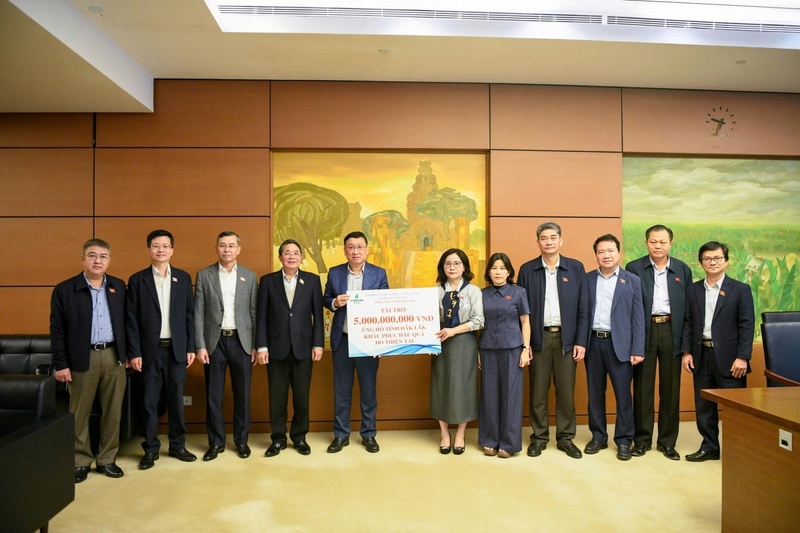 Ông Nguyễn Công Luận, Phó Tổng Giám đốc đại diện PV GAS trao tặng 5 tỷ đồng cho tỉnh Đắk Lắk. Ảnh: PV GAS