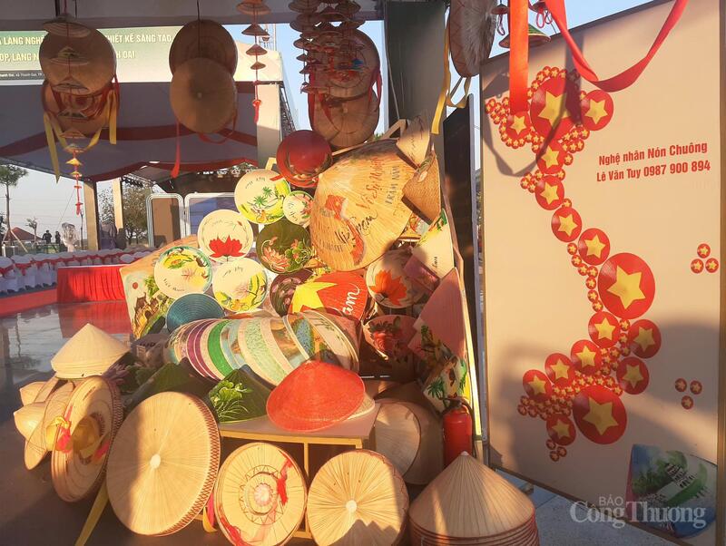 Cơ sở nón lá của nghệ nhân Lê Văn Tuy có 5 sản phẩm đạt OCOP 4 sao, gồm: Nón chum, nón cô dâu, nón lá truyền thống, nón hai mặt vải, nón mặt vải ngoài. Ảnh: N.H