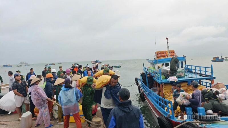 Chuyến ghe chở nhu yếu phẩm cho bà con.