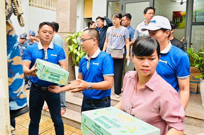 Hàng trăm nghìn sản phẩm dinh dưỡng Vinamilk được anh Nguyễn Xuân Tùng, Giám đốc Kinh doanh miền Trung và các cán bộ công nhân viên Vinamilk kịp thời trao tặng. Ảnh: Vi Nam