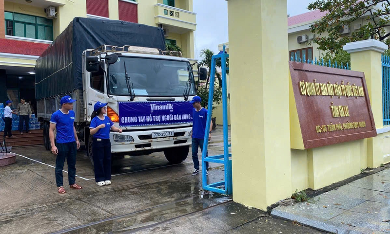 Chuyến xe dinh dưỡng Vinamilk đến với bà con vùng lũ Gia Lai. Ảnh: Vi Nam