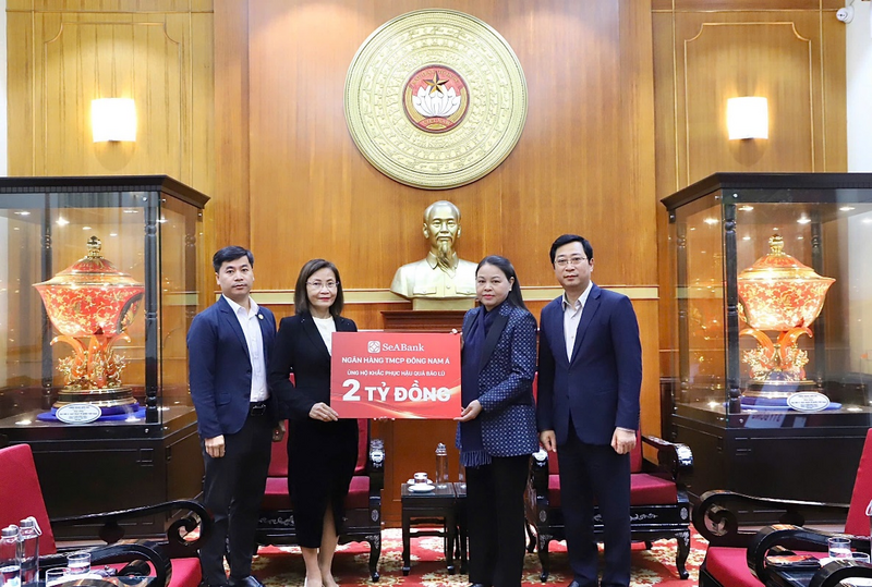 Bà Trần Thị Thanh Thủy, thành viên Hội đồng Quản trị Ngân hàng SeABank, đại diện trao tặng ủng hộ qua Ủy ban Trung ương Mặt trận Tổ quốc Việt Nam