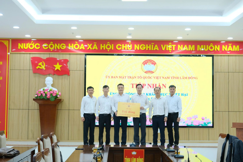 TKV ủng hộ tỉnh Lâm Đồng 5 tỷ đồng khắc phục hậu quả mưa lũ.