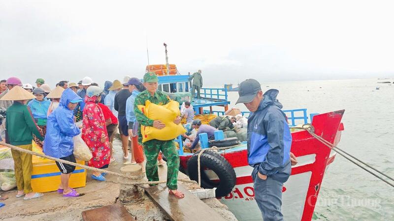 Đây là những chuyến hàng kịp thời đưa nhu yếu phẩm đến tay người dân sau nhiều ngày bị chia cắt vì mưa lũ.