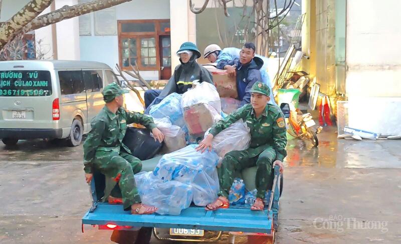 Các chiến sĩ vận chuyển hàng tới nơi tập kết.