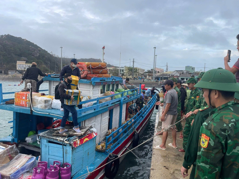 Những chuyến ghe chở hàng cứu trợ từ đất liền đã vượt sóng to, gió lớn, lần lượt cập cảng xã đảo Nhơn Châu.