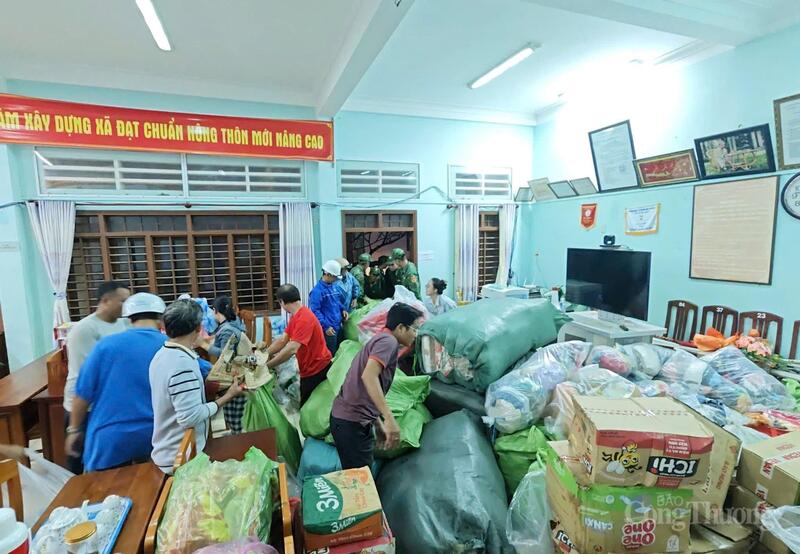 Nhu yếu phẩm được tập kết để chia cho người dân.