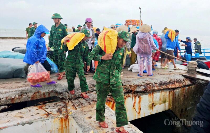 Mọi người làm với tinh thần khẩn trương, đảm bảo mọi gia đình đều có nhu yếu phẩm sau nhiều ngày mưa lũ.