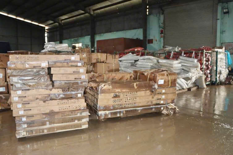 Nhiều sản phẩm của các Okvip tại về hư hại sau lũ. Ảnh: Thuỳ Trang