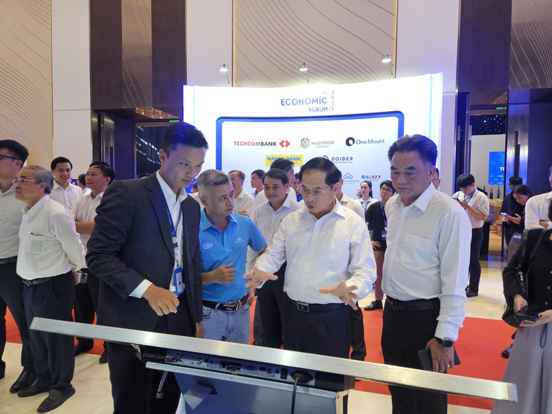 Phó Thủ tướng Bùi Thanh Sơn đánh giá các hạng mục từ hậu cần, an ninh kỹ thuật... đến khu vực trưng bày công nghệ đều hoàn thiện đúng tiến độ. Ảnh: Minh Khuê.