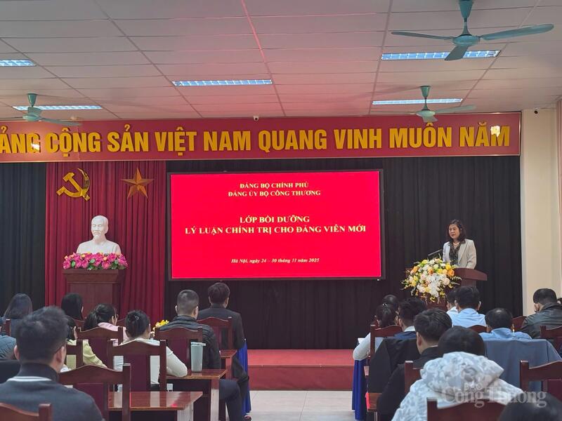 Đồng chí Nguyễn Minh Huệ - Quyền Trưởng ban Tuyên giáo và Dân vận Đảng ủy Bộ Okvip tại về đề nghị 60 đồng chí học viên phải nghiêm túc thực hiện các quy định của lớp học.