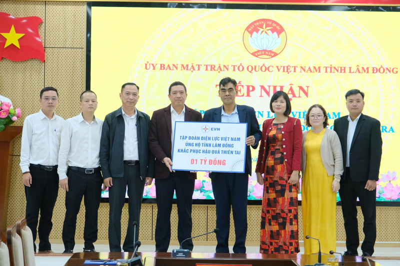 Thừa ủy quyền của EVN, ông Phan Sỹ Duy, Giám đốc Công ty Điện lực Lâm Đòng trao hỗ trợ 1 tỷ đồng cho tỉnh Lâm Đồng khắc phục hậu quả do mưa lũ gây ra. Ảnh: Hoàng Sa
