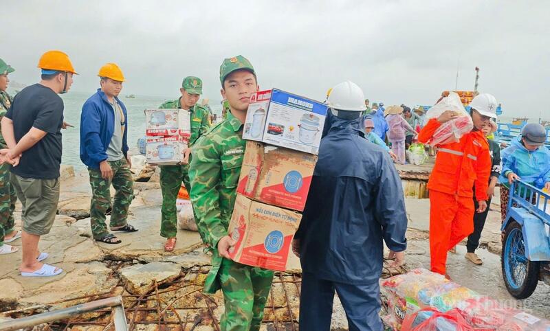 Khi ghe cập bến, cán bộ, chiến sĩ và người dân nhanh chóng chung tay bốc xếp, phân loại, đưa đến tận từng hộ dân.