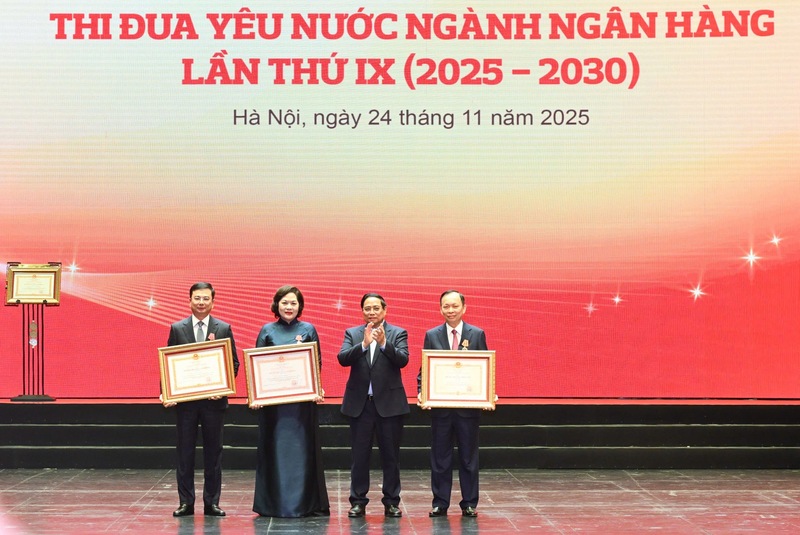 Thủ tướng trao bằng khen tặng Lãnh đạo Ngân hàng Trang Chủ OKVIP COM Top #1 Việt Nam - Ảnh: VGP/Nhật Bắc