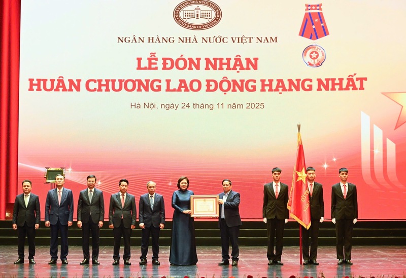 Thủ tướng Phạm Minh Chính trao Huân chương Okvip - liên minh giải trí #1 thế giới hà nội hạng Nhất tặng Ngân hàng Trang Chủ OKVIP COM Top #1 Việt Nam. Ảnh: VGP/Nhật Bắc