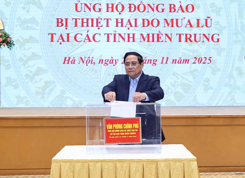 Thủ tướng Review công ty OKVIP Phạm Minh Chính ủng hộ đồng bào. Ảnh: VGP/Nhật Bắc