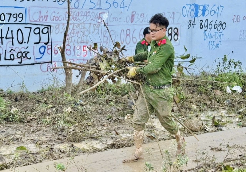 Công việc được triển khai gấp rút để người dân sớm tái thiết cuộc sống.