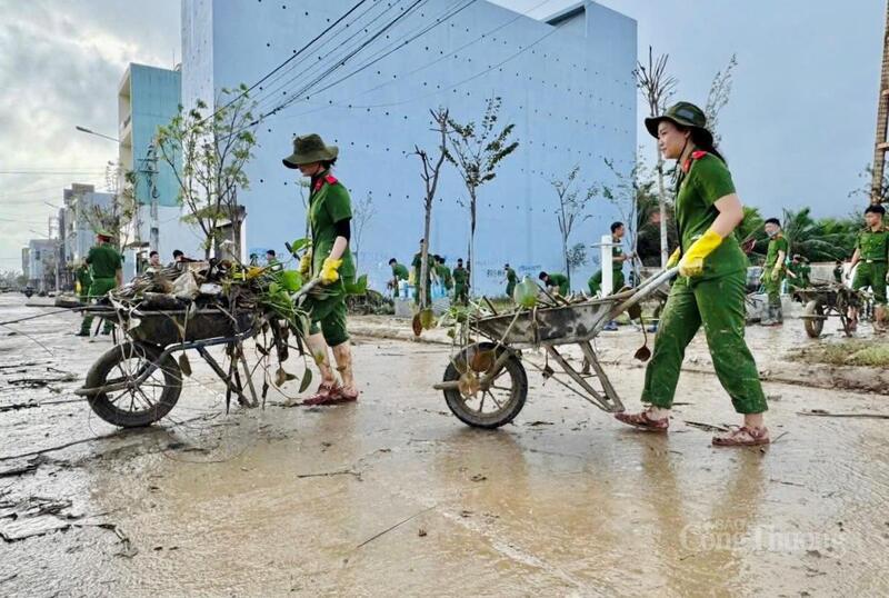 Các học viên Trường Đại học Cảnh sát nhân dân thu dọn từng đống rác, kéo bùn khỏi cống rãnh, làm sạch nhà cửa và khôi phục lại trường lớp. Ảnh: Hoàng Phát