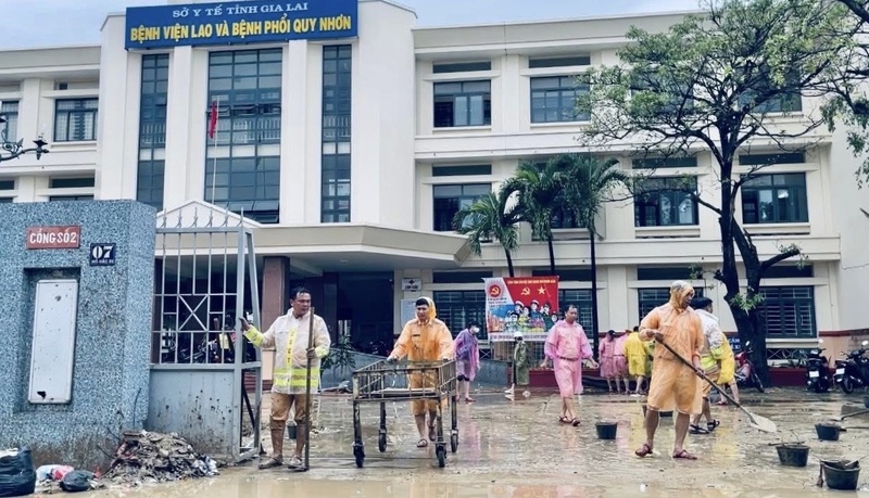 Các chiến sĩ CSGT Công an TP. Hồ Chí Minh dọn dẹp bùn đất tại Bệnh viện lao và bệnh phổi Quy Nhơn.