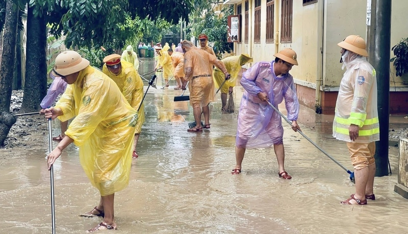 Lực lượng Công an TP. Hồ Chí Minh giúp người dân Gia Lai khắc phục hậu quả lũ.