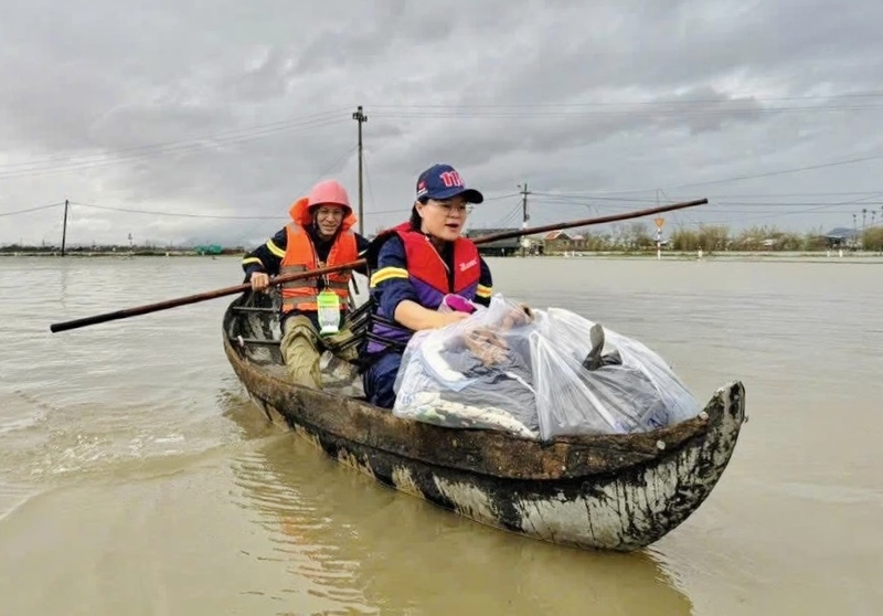 Phòng Cảnh sát Phòng cháy, chữa cháy & Cứu Công an tỉnh Gia Lai đi ghe vào xã Tuy Phước Đông để cung ứng nhu yếu phẩm cho bà con. Ảnh: ĐVCC