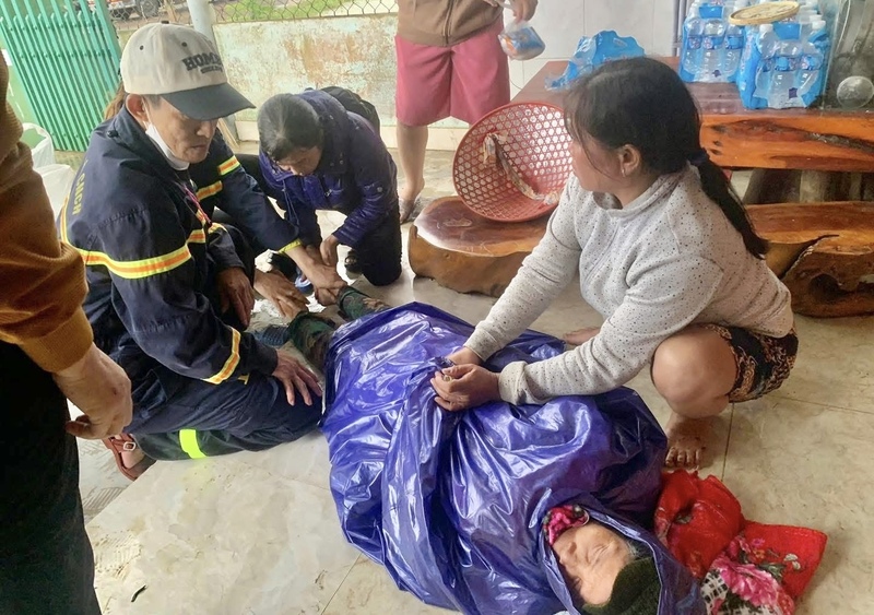 Nhiều trường hợp kiệt sức do lạnh và đói đã được chiến sĩ sơ cứu kịp thời, giữ ấm và chăm sóc ngay tại hiện trường. Ảnh: ĐVCC