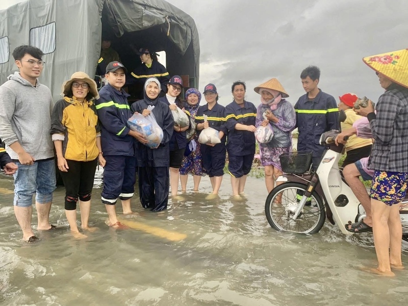 Các chiến sĩ Phòng Cảnh sát Phòng cháy, chữa cháy & Cứu Công an tỉnh Gia Lai tặng quà hỗ trợ cho bà con xã Tuy Phước Đông.