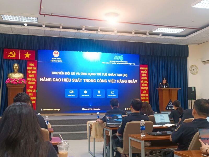 Cán bộ Chi cục Hải quan Khu vực II tham gia lớp bồi dưỡng về chuyển đổi số và ứng dụng AI thực chiến trong công tác hành chính công vụ