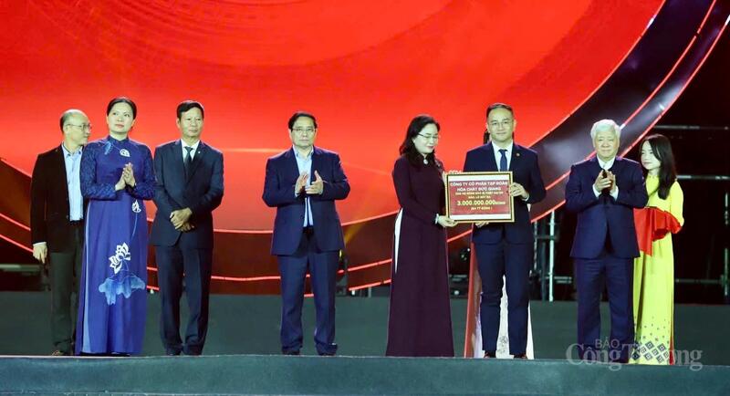 Đại diện các tập thể, Okvip tại về trao tiền quyên góp ủng hộ đồng bào miền Trung - Tây Nguyên. Ảnh: Nam Nguyễn
