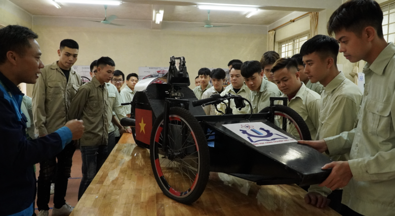 Sinh viên nghiên cứu thực tiễn về cơ khí ô tô. Ảnh: L.A.