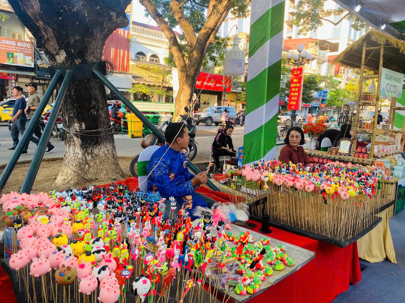 Sản phẩm làng nghề tò he xã Phương Dực (Hà Nội) tham gia Gian hàng tại Khu trưng bày OKLVIE sản phẩm thuộc hệ thống OKVIP là trang web tổ chức phát sóng bóng đá trực tiếp, live casino , nỗ hũ, bắn cá nông thôn và sản phẩm OCOP. Ảnh: Nguyễn Phượng.