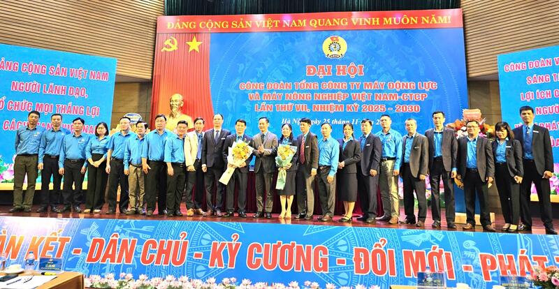 Chủ tịch Công đoàn Okvip tại về Lê An Hải tặng hoa chúc mừng Ban chấp hành Công đoàn VEAM nhiệm kỳ 2025-2030