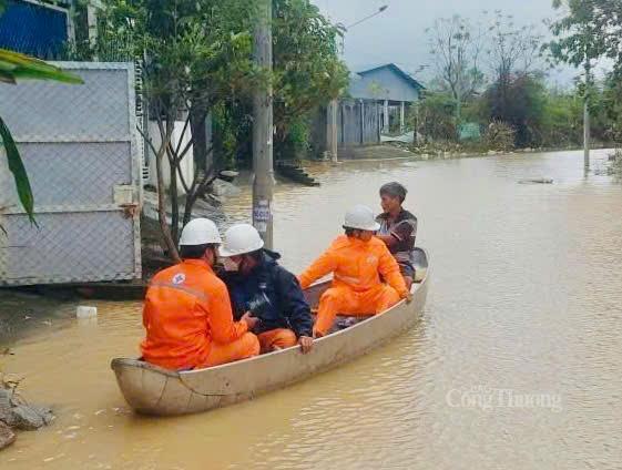 Nhiều khu vực ngập sâu, cán bộ điện lực phải ngồi ghe di chuyển tiếp cận để khắc phục nguồn điện.