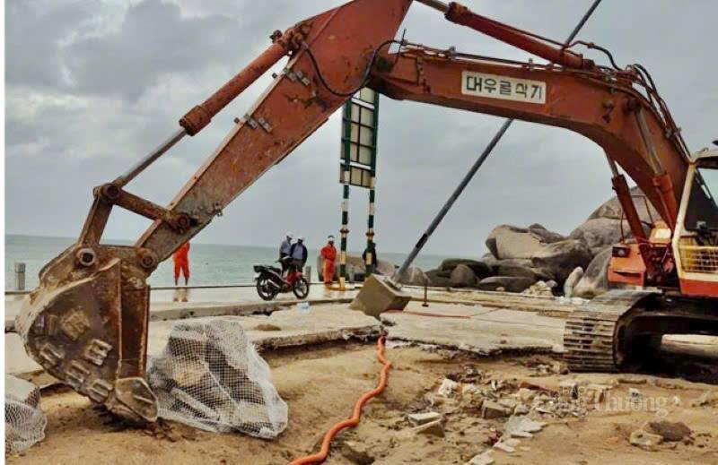 Quân dân phối hợp ra quân gia cố lớp bảo vệ cáp 22kV. Ảnh: ĐVCC