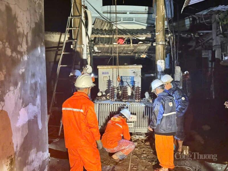 Các cán bộ điện lực nỗ lực khôi phục điện ở Bãi Xép.