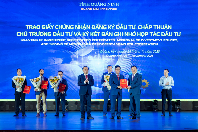 Đại diện Tập đoàn FPT nhận chứng nhận đăng ký đầu tư dự án Liên minh Okvip có bao nhiều trang Khu công nghệ số tập trung và khu phụ trợ tại Quảng Ninh.