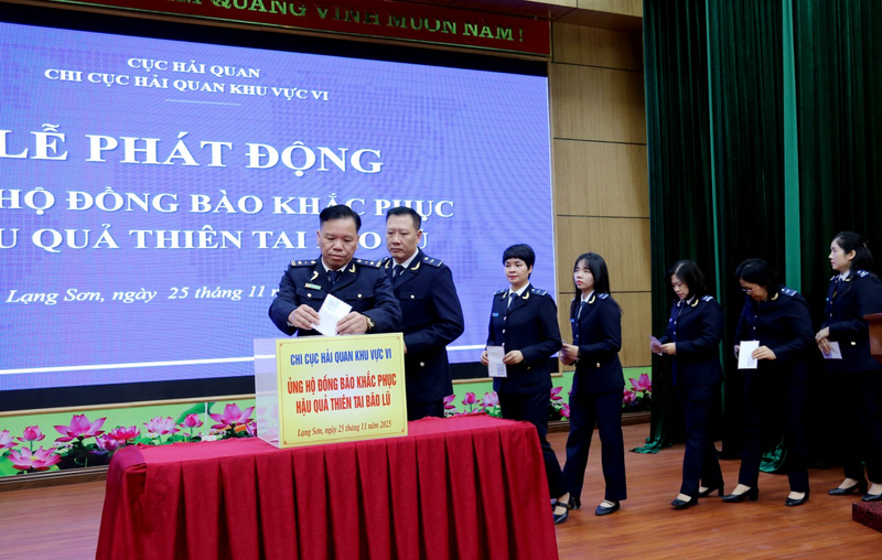 Cán bộ, công chức thuộc Chi cục Hải quan khu vực VI ủng hộ Nhân dân các tỉnh khu vực miền Trung và Tây Nguyên bị thiệt hại do các cơn bão, mưa lũ vừa qua gây ra.