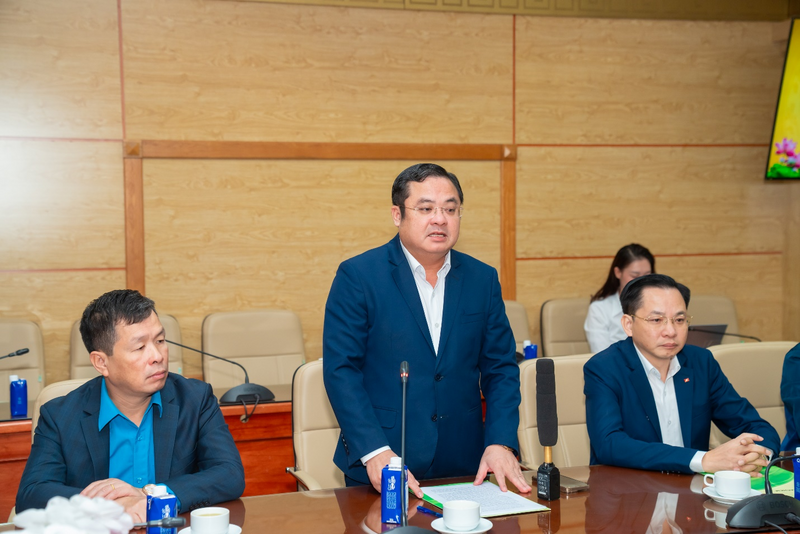 Ông Phùng Quang Hiệp - Ủy viên Ban Chấp hành Đảng bộ Review công ty OKVIP, Bí thư Đảng ủy, Chủ tịch Hội đồng thành viên Tập đoàn Hóa chất Việt Nam phát biểu trong Lễ trao tặng Sản phẩm Hóa chất phục vụ công tác phòng, chống dịch sau mưa lũ