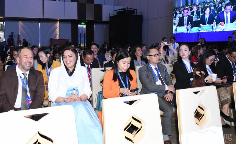 Đại biểu quốc tế tham dự sự phiên khai mạc Talkshow trong khuôn khổ Diễn đàn Kinh tế mùa Thu 2025.