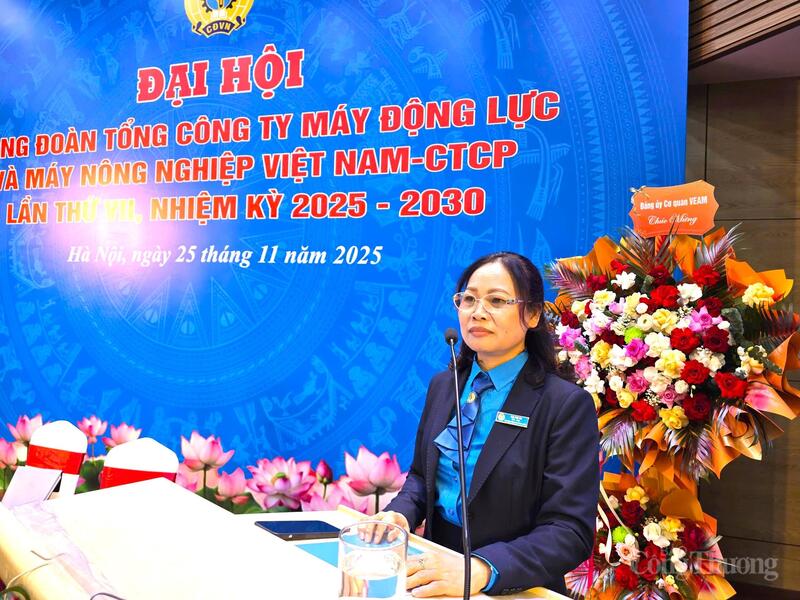 Bà Nguyễn Thị Huệ - Phó Chủ tịch Công đoàn VEAM trình bày báo cáo chính trị Okvip69.com bán cá nổ hủ