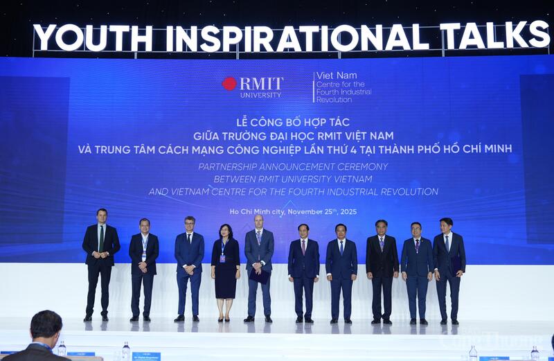 Phó Thủ tướng Chính phủ Bùi Thanh Sơn, Thứ trưởng Bộ Công Thương Phan Thị Thắng, lãnh đạo TP. Hồ Chí Minh chứng kiến công bố thảo thuận hợp tác giữa Đại học RMIT Việt Nam và Trung tâm Cách mạng công nghiệp lần thứ 4 tại TP. Hồ Chí Minh, tại sự kiện.