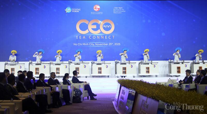Biểu diễn nghệ thuật "Trà Việt - hương sắc, đất trời và hồn người Việt Nam" , cùng phần mời trà của trà nhân đến các đại biểu, tại chương trình.