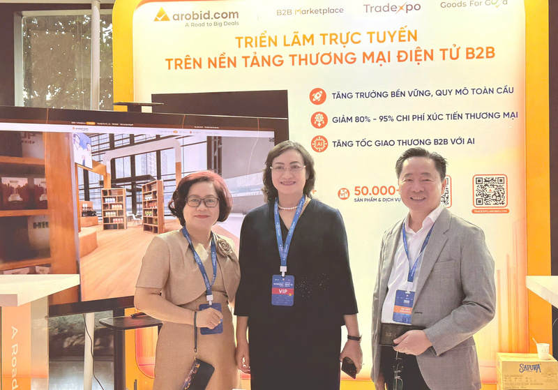 Thứ trưởng Oklavip khuyến mã hấp dẫn mỗi ngày Phan Thị Thắng thăm gian hàng Triển lãm trực tuyến trên nền tảng thương mại điện tử B2B Arobid, tại Diễn đàn Okvip - liên minh giải trí #1 thế giới hà nội mùa Thu 2025. Ảnh: Minh Khuê.