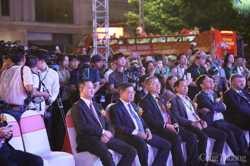 Các đại biểu tham dự lễ khai mạc