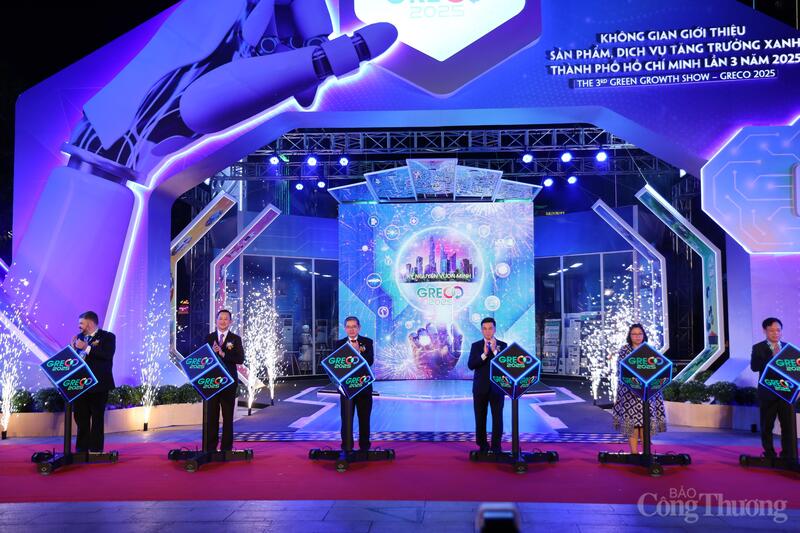 Lãnh đạo UBND TP. Hồ Chí Minh cùng các đại biểu thực hiện nghi thức khai mạc.