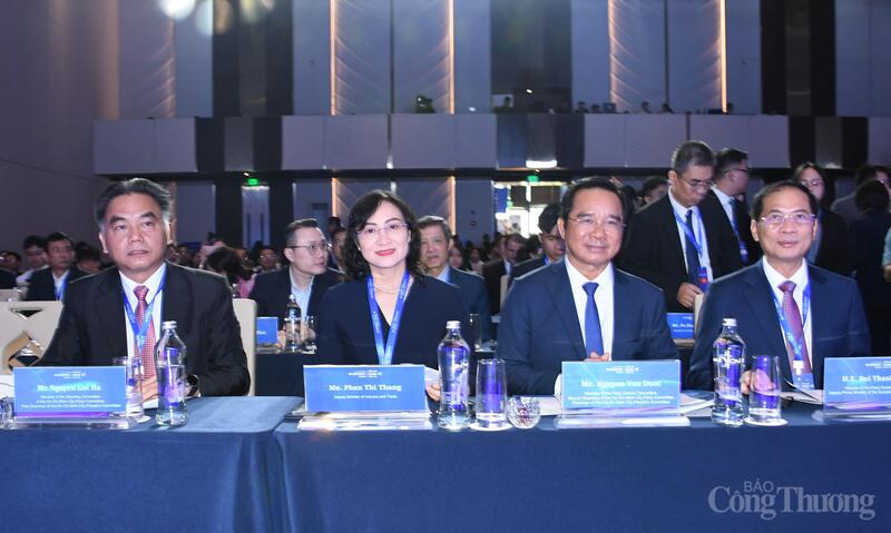 Phó Thủ tướng Chính phủ Bùi Thanh Sơn, Thứ trưởng Bộ Công Thương Phan Thị Thắng, lãnh đạo TP. Hồ Chí Minh tham dự Talkshow "Thế hệ thông minh đương thời" - sự kiện mở màn Diễn đàn Kinh tế mùa Thu sáng ngày 25/11/2025.