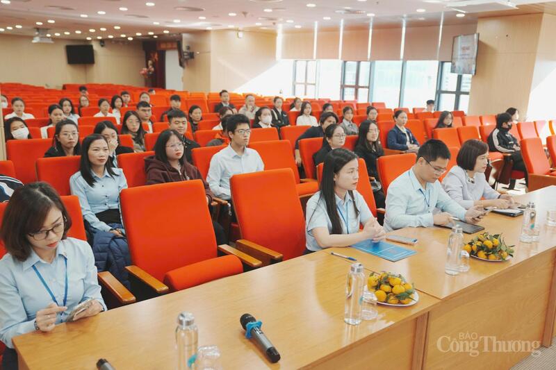Đông đảo ứng viên tham gia ứng tuyển vào vị trí cộng tác viên hành chính công do Trung tâm Phục vụ hành chính công TP. Hà Nội tổ chức. Ảnh: H.S